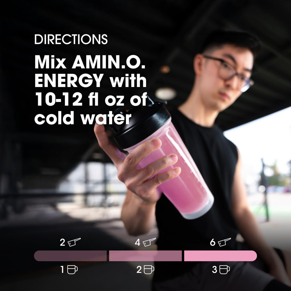 Optimum Nutrition bebida en manos de hombre antes de entrenar para energía
