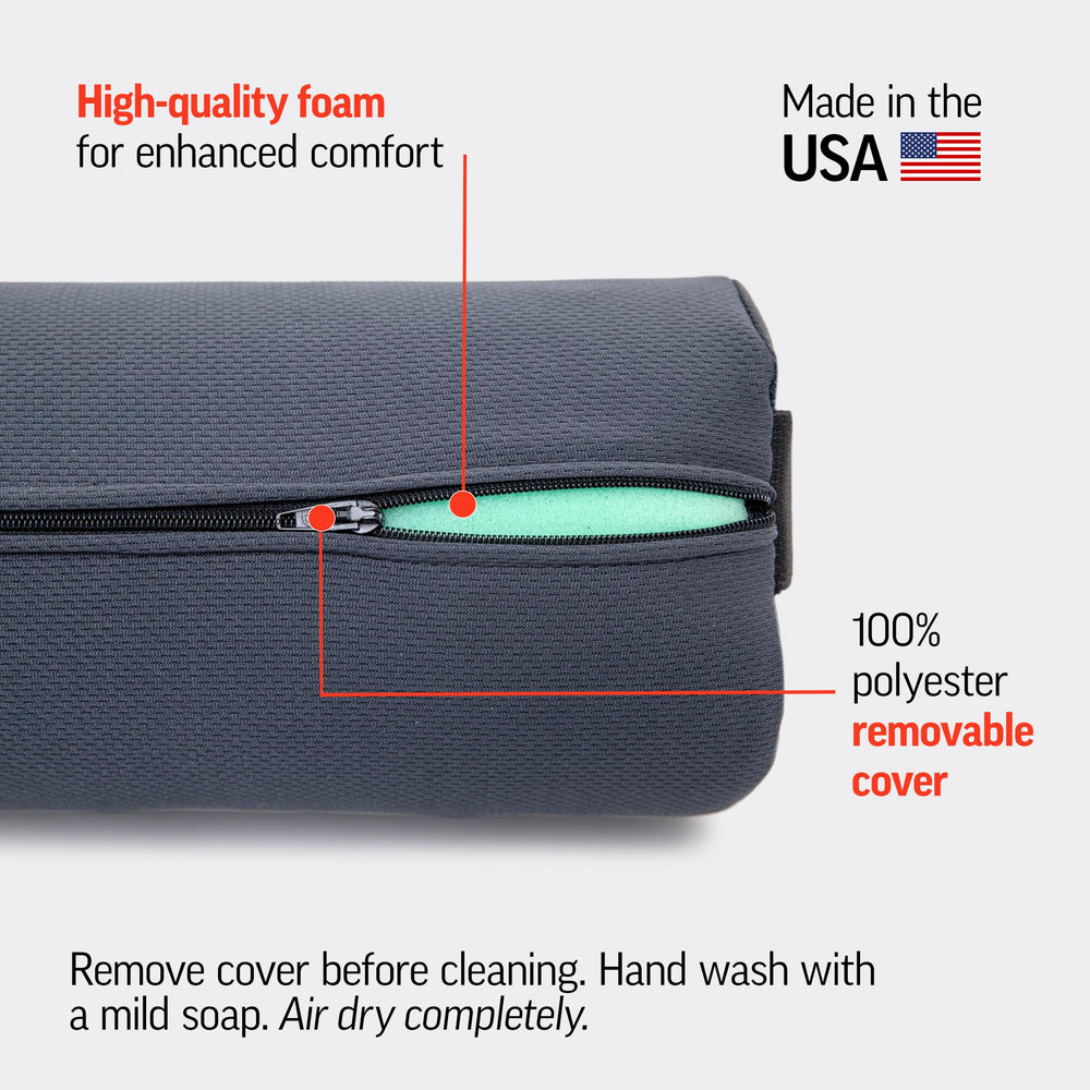 OPTP The Original McKenzie Lumbar Roll funda removible siendo retirada para limpieza fácil