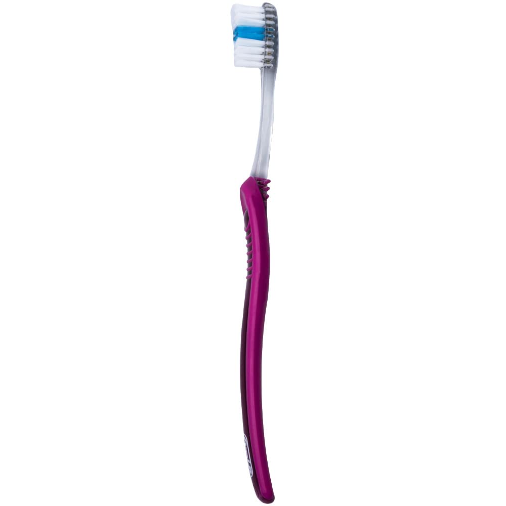 Oral-B cepillos en uso en baño, higiene diaria práctica
