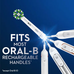 Detalle de cerdas inclinadas Oral-B CrossAction para mejor eliminación de placa
