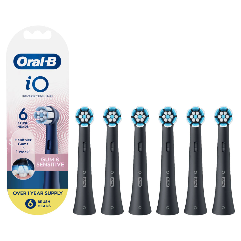 Oral-B primer plano del cabezal negro mostrando cerdas extra suaves y limpieza cómoda