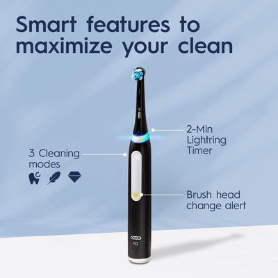 Oral-B iO3 cepillado en mano demostrando uso diario sencillo