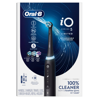 Oral-B iO5 en baño moderno ilustrando rutina diaria fácil