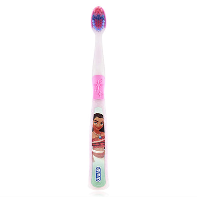 Oral-B cepillo en mano de niño demostrando facilidad de uso y control