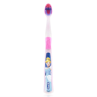 Oral-B comparación de tamaño del cabezal frente a una moneda para referencia