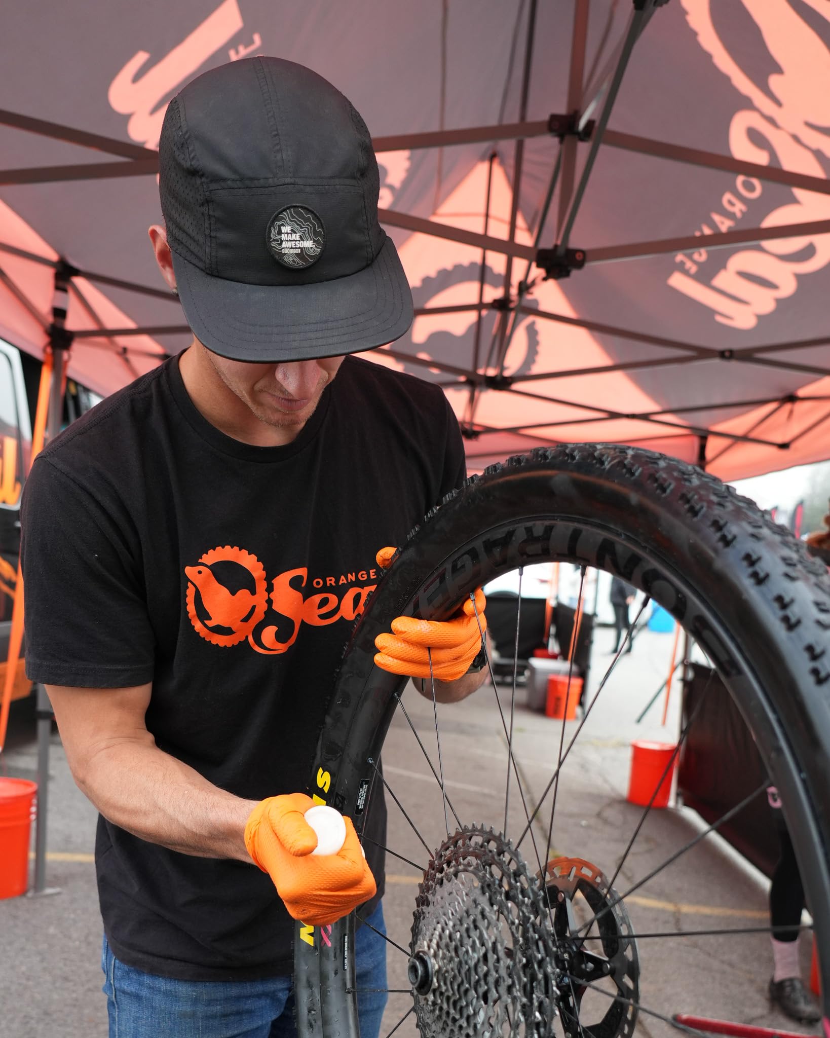 Orange Seal aplicación del sellador en llanta tubeless para reparación rápida