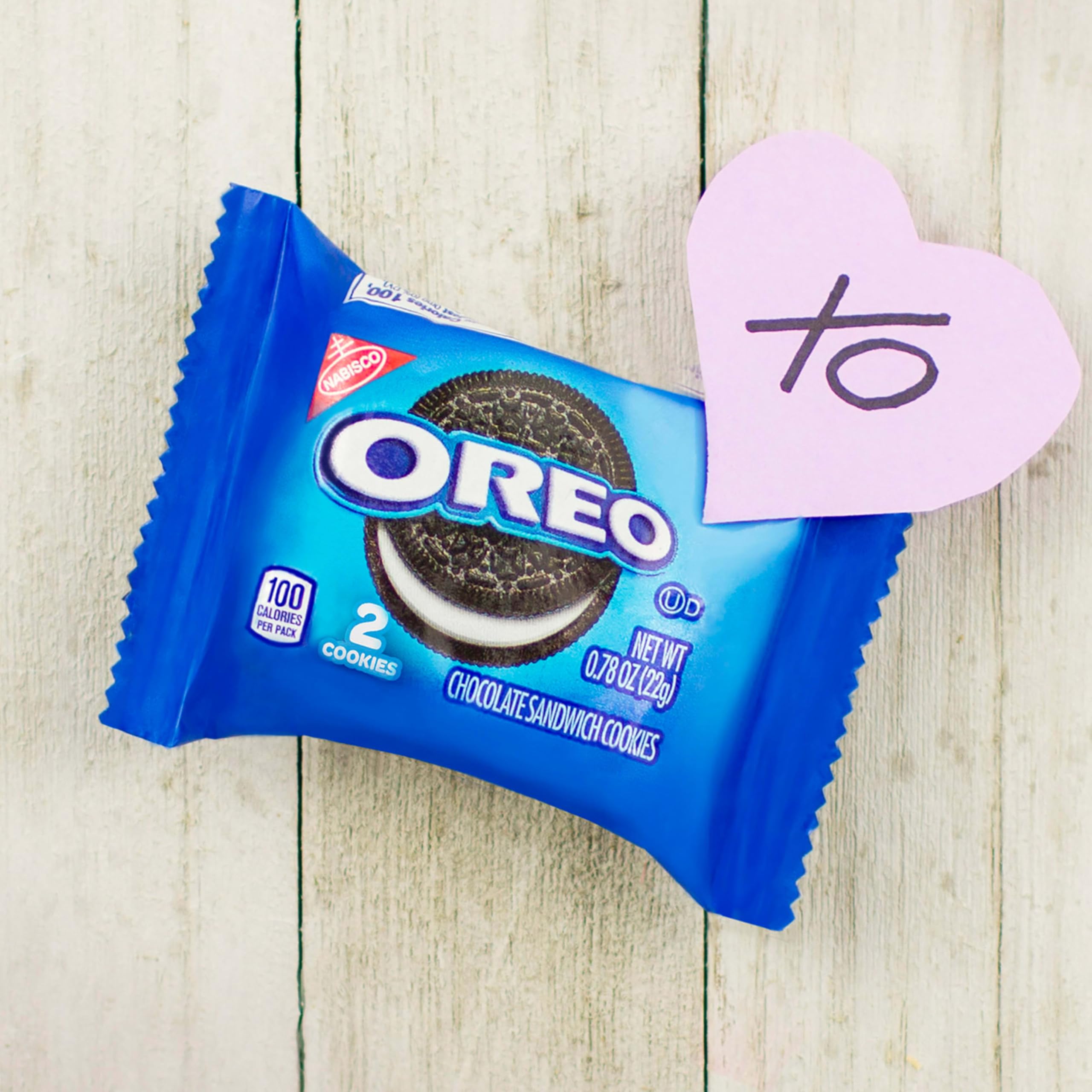 OREO mesa de fiesta con snack packs como opción para invitados