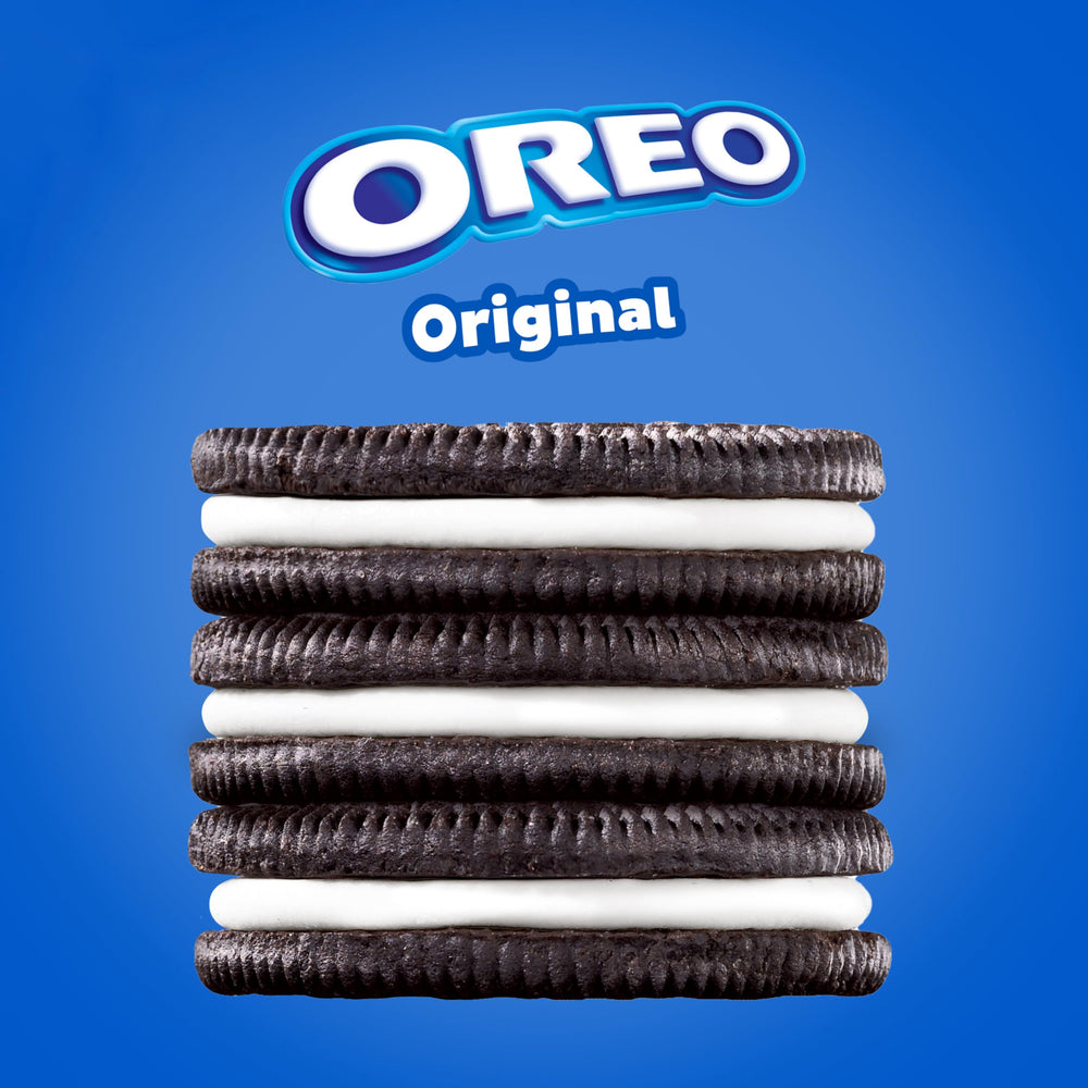 OREO relleno de crema en primer plano muestra suavidad y sabor clásico