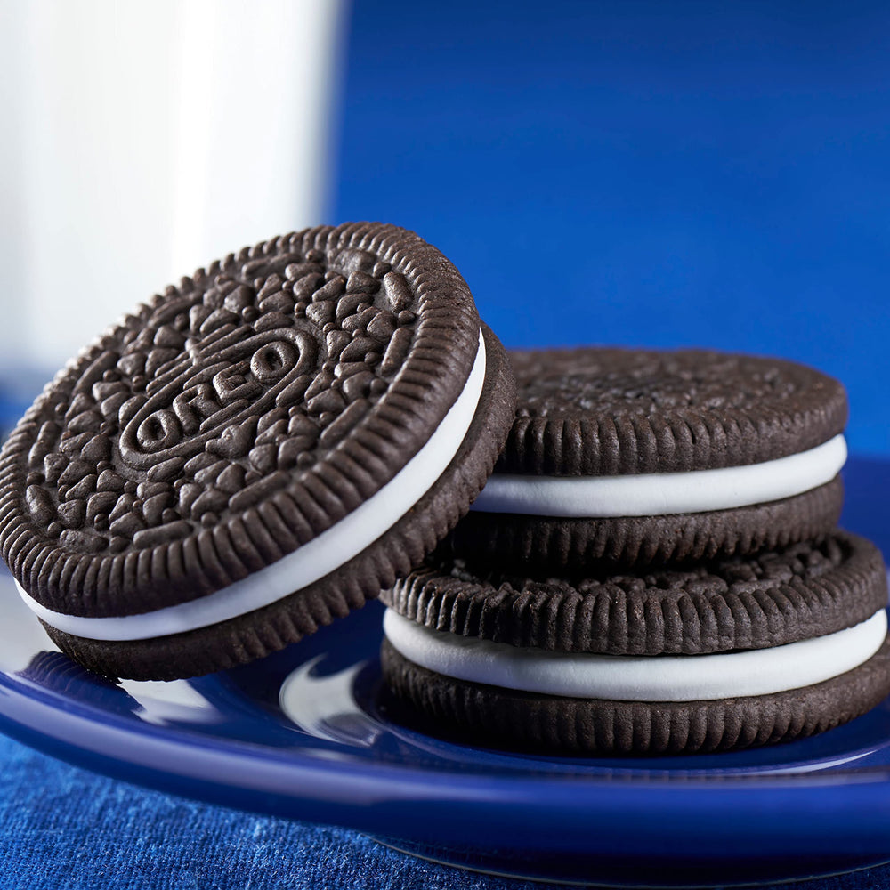 OREO manos sosteniendo paquete muestra tamaño y portabilidad práctica