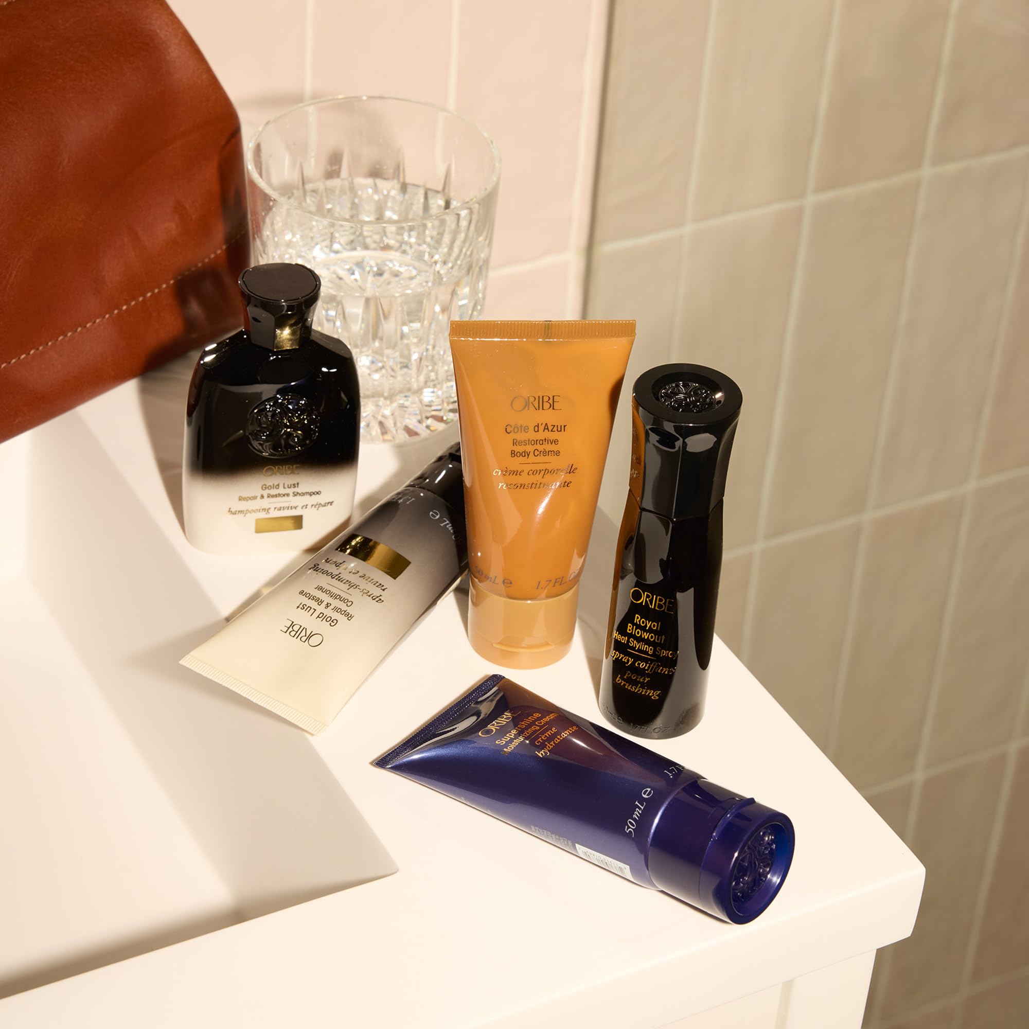 Oribe envase en ambientación elegante fragancia Côte d’Azur presente