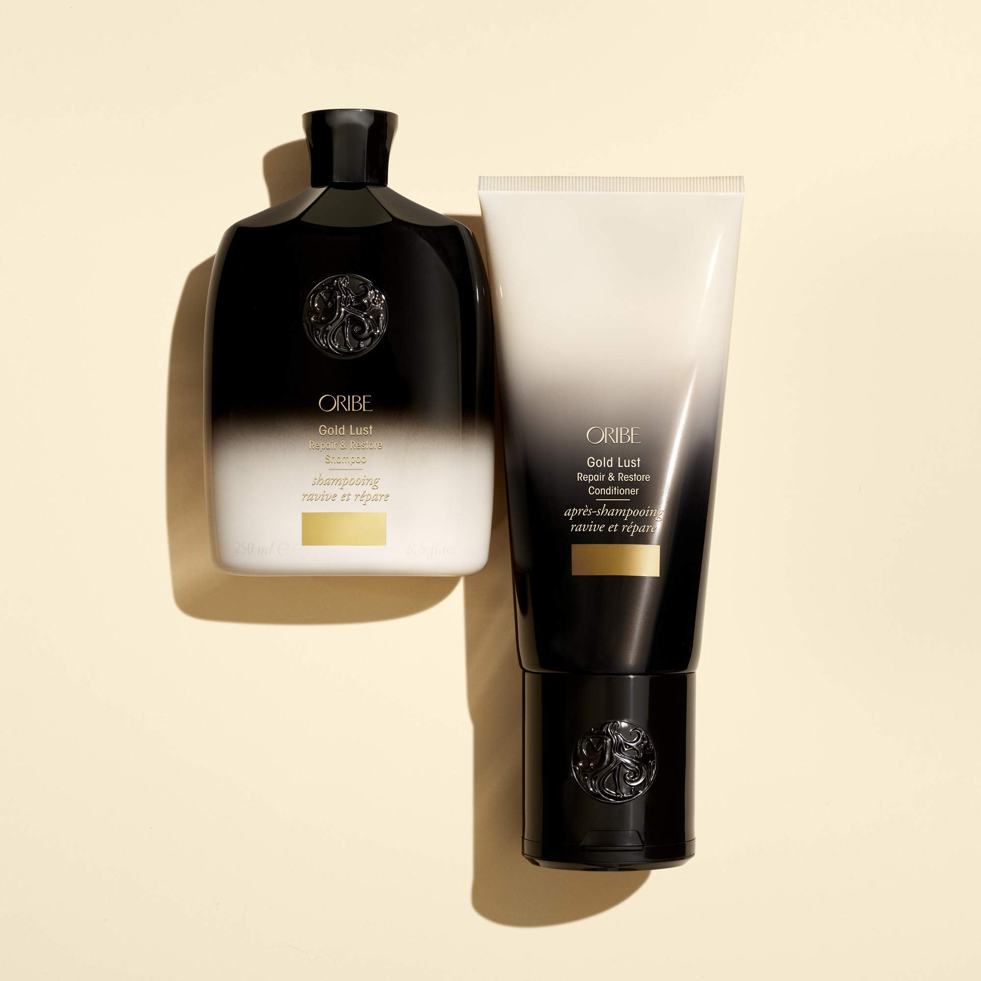 Oribe Gold Lust ambientado en baño lujoso que evoca ritual de cuidado capilar