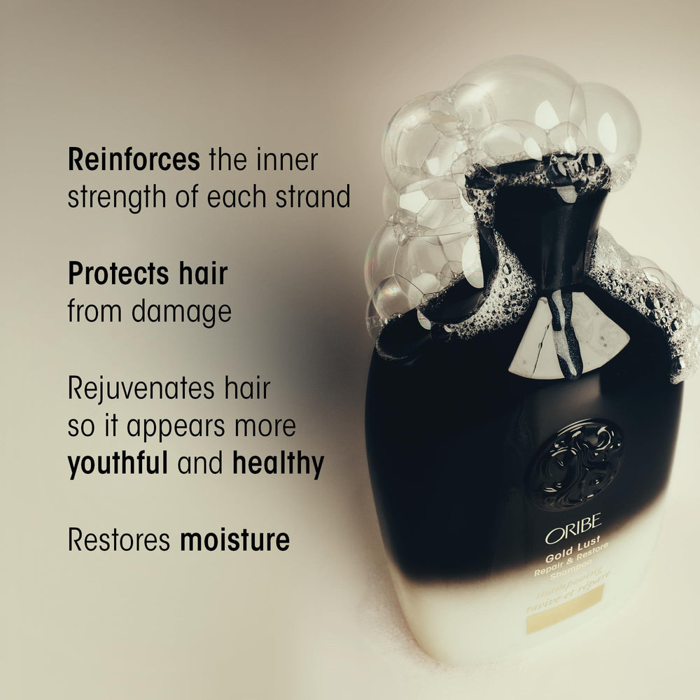 Oribe Gold Lust textura cremosa en mano que facilita limpieza suave y hidratación