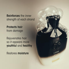Oribe Gold Lust textura cremosa en mano que facilita limpieza suave y hidratación