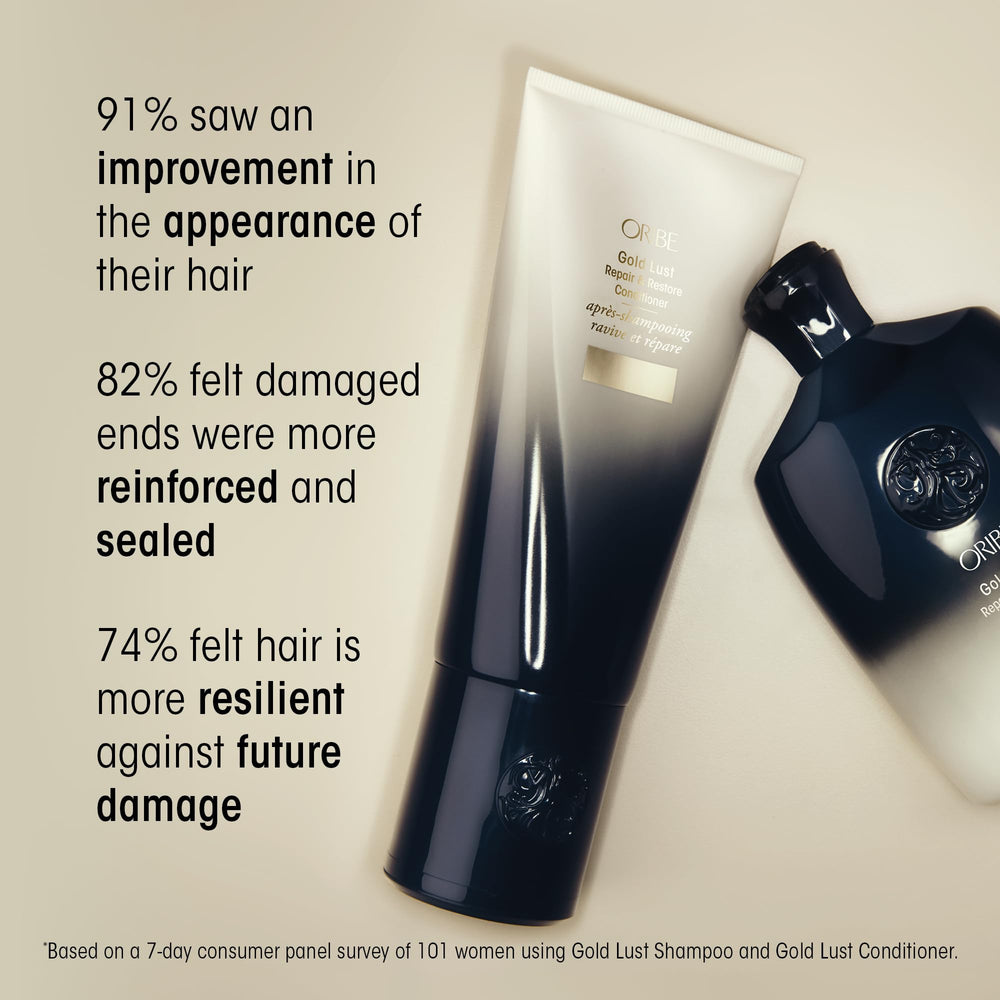Oribe Gold Lust en la ducha aplicando espuma que limpia sin resecar el cabello