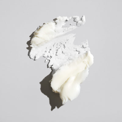 Oribe textura de la pasta en la mano que facilita modelar y distribuir