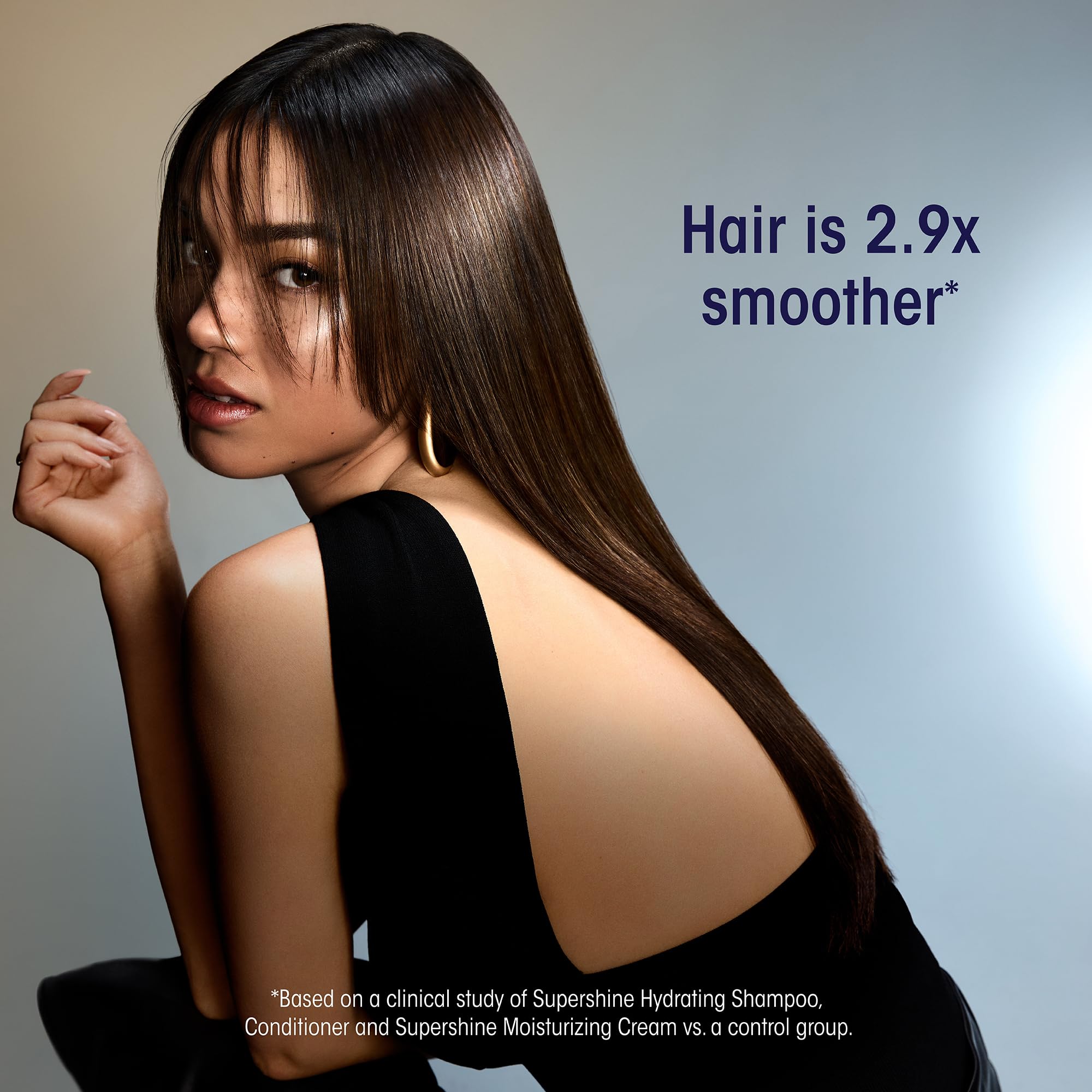 Oribe Supershine crema en la mano aplicada en medios y puntas para control del frizz