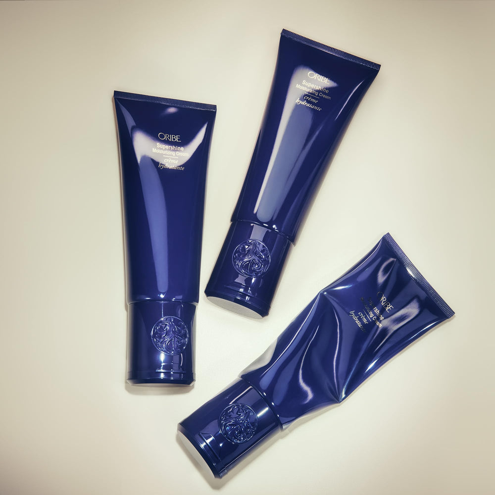 Oribe Supershine junto a regla para comparar tamaño del frasco 5oz