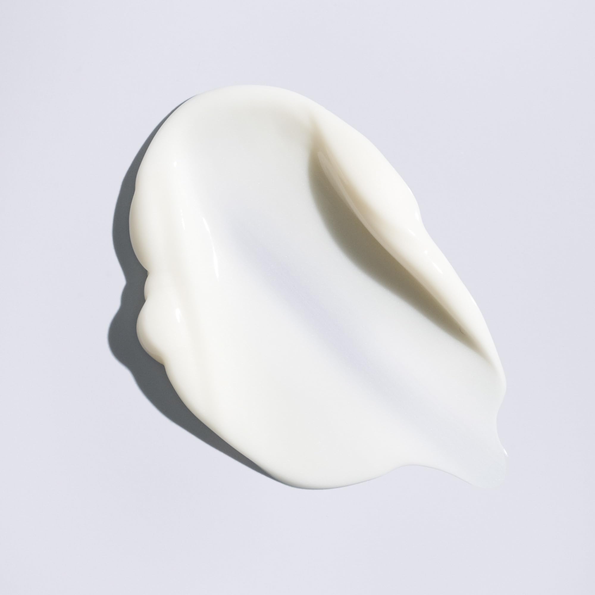 Oribe Supershine sobre tocador entre productos de lujo para un acabado profesional