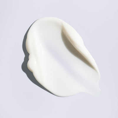 Oribe Supershine sobre tocador entre productos de lujo para un acabado profesional