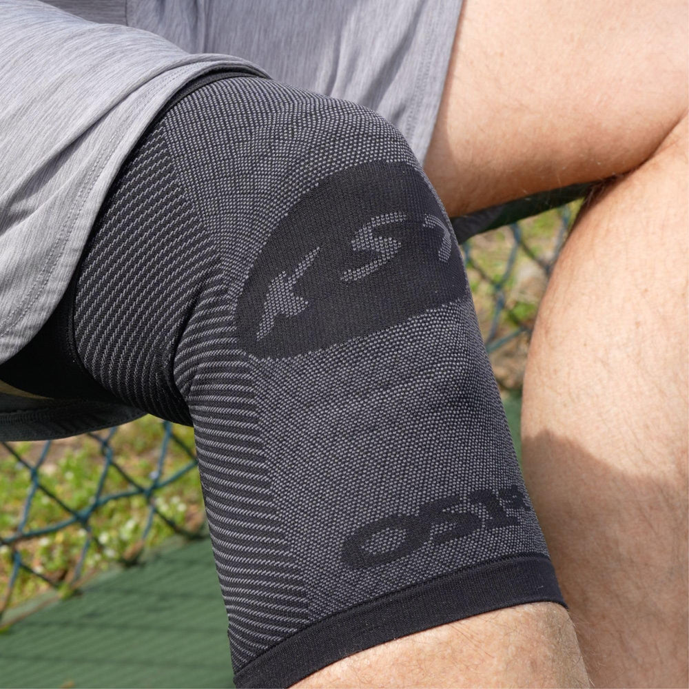 OrthoSleeve KS7 en gimnasio aportando estabilidad en ejercicios
