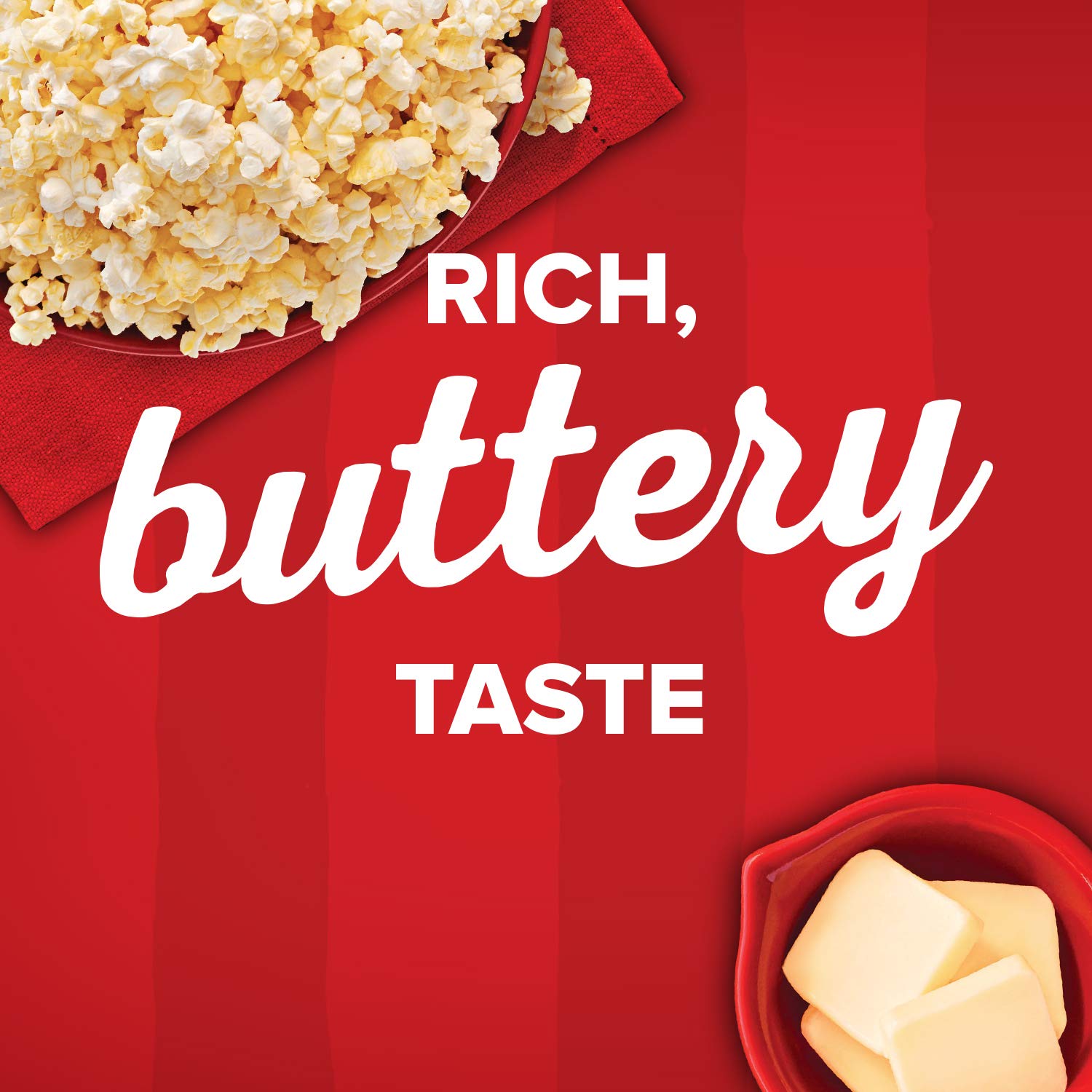 Orville Redenbacher's rociando aceite sobre palomitas en bol, aporta sabor de cine