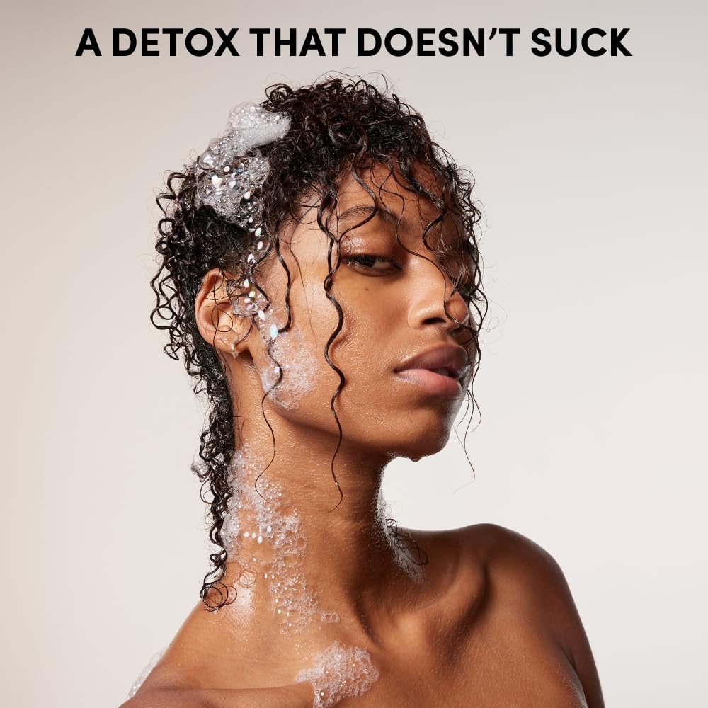OUAI champú detox espuma aplicada en ducha mejora brillo