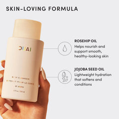 OUAI gel en uso en la ducha creando espuma rica para una experiencia spa