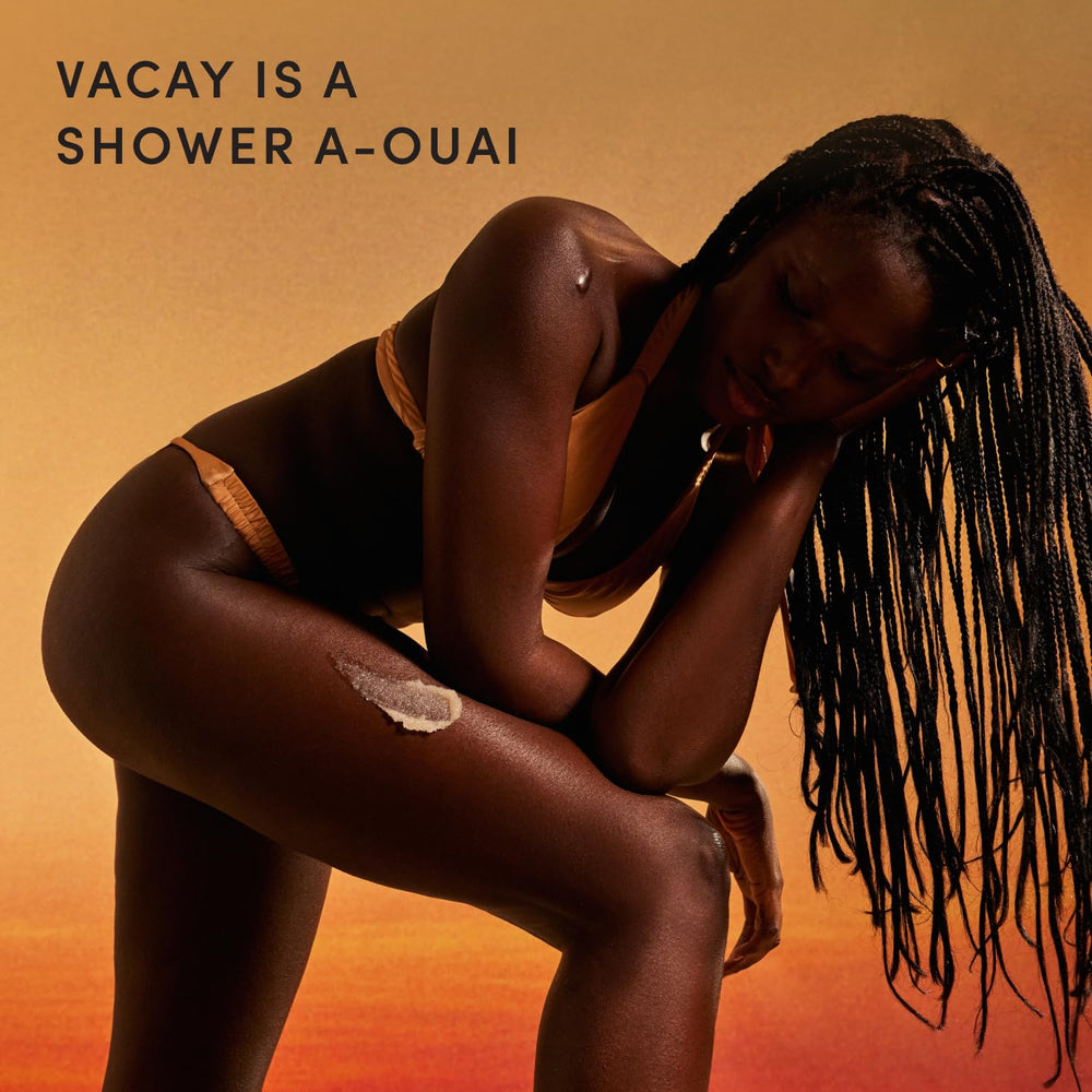 OUAI uso en la ducha exfoliando piernas y brazos para piel más suave