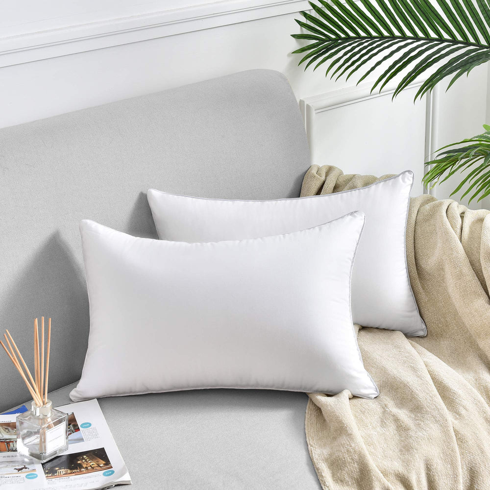 Oubonun dos cojines sobre cama aportando volumen y estilo decorativo