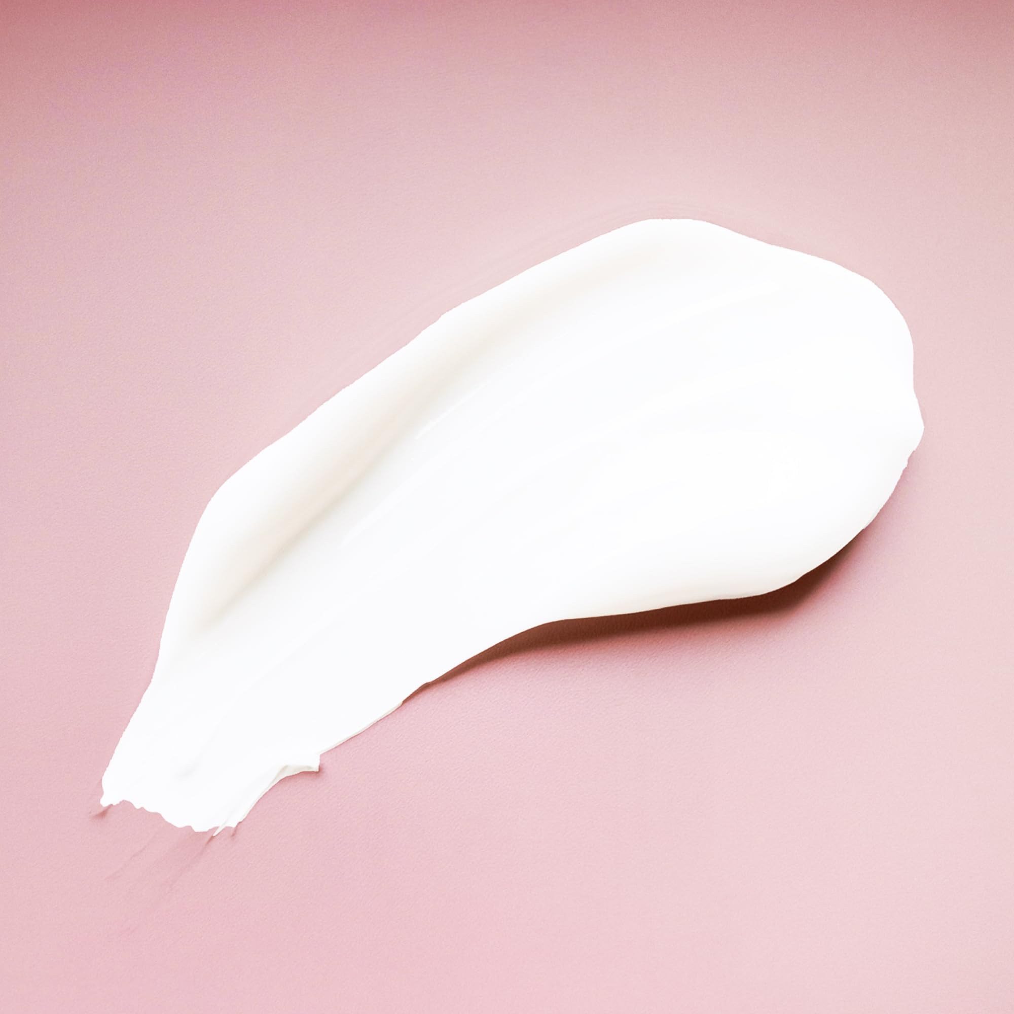 Ouidad peine de dientes anchos repartiendo producto que mejora definición sin romper rizos