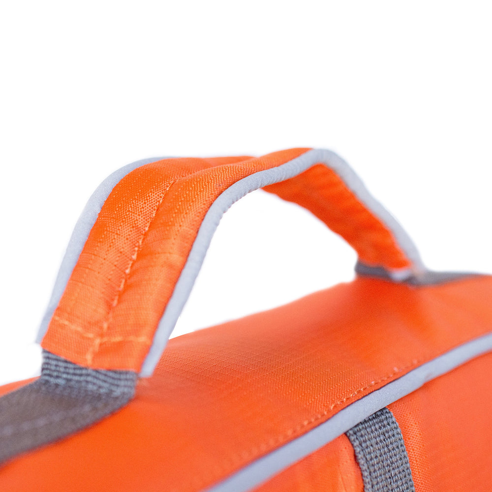 Outward Hound chaleco en uso sobre paddleboard brindando estabilidad y confianza