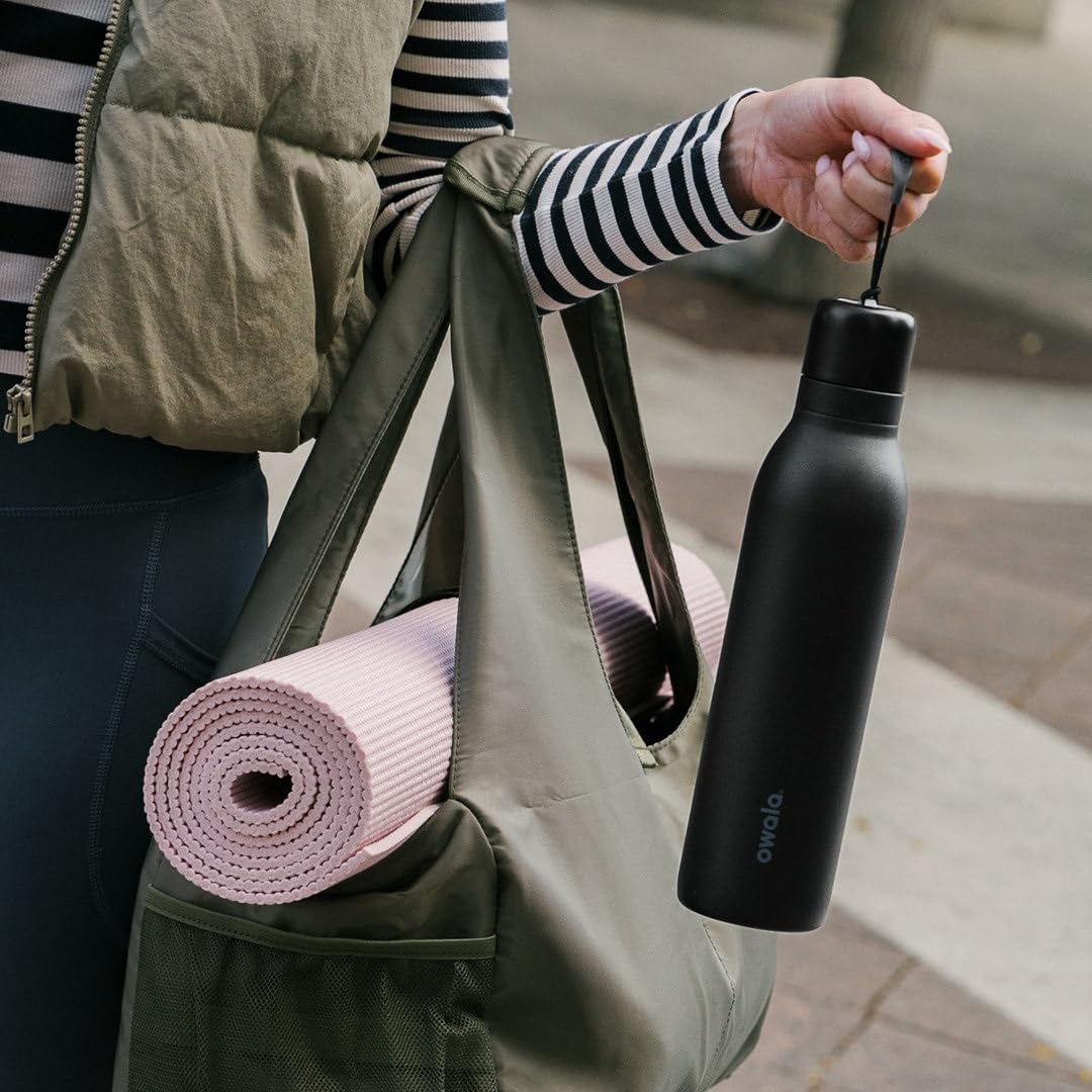 Owala FreeSip Twist comparación de tamaño con una mano para escala