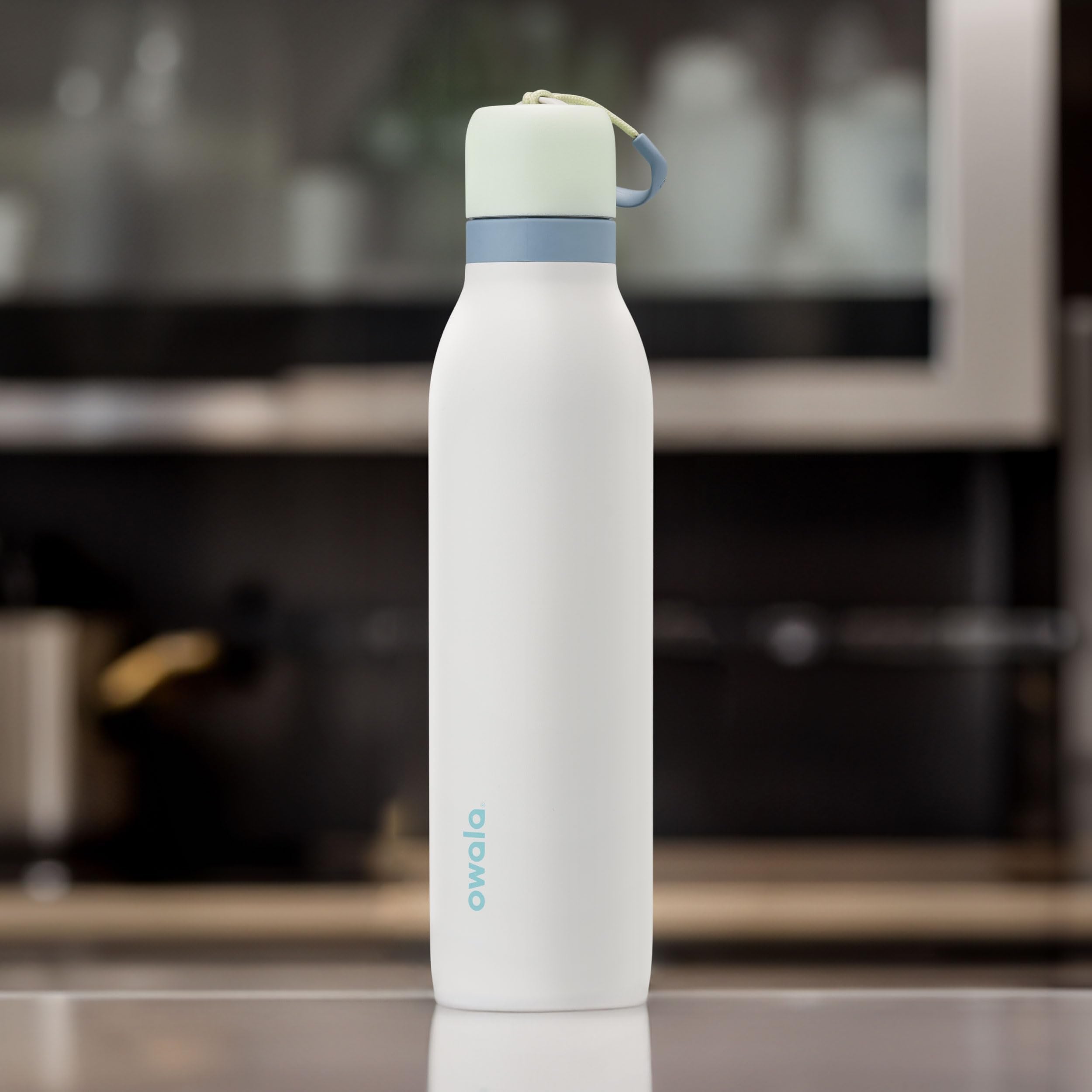 Owala FreeSip Twist tapa giratoria y asa visible que asegura cierre hermético