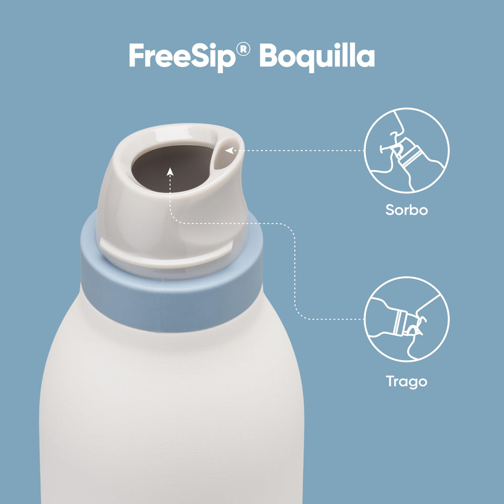 Owala FreeSip Twist en mano ilustrando transporte cómodo con asa