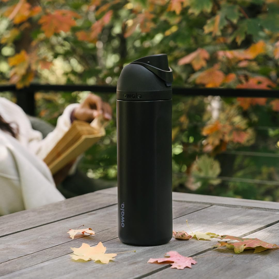 Owala FreeSip junto a una mano para comparar tamaño y capacidad 40 oz