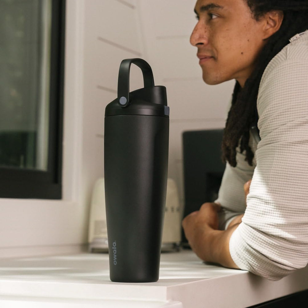 Owala FreeSip Sway junto a una mano para escala, tamaño práctico