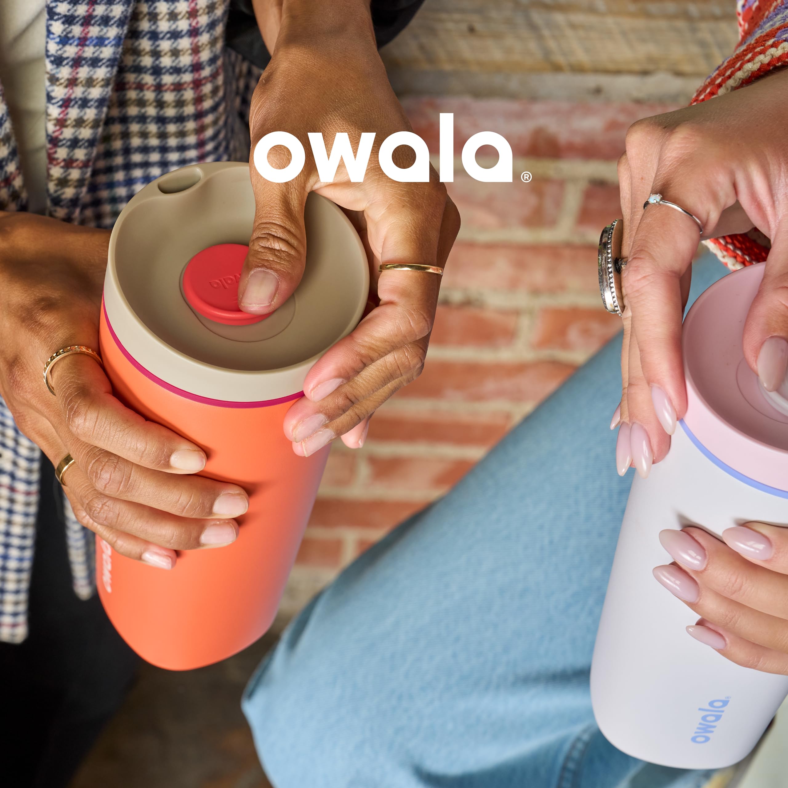 Owala SmoothSip en ambiente de playa transmitiendo estilo y protección térmica