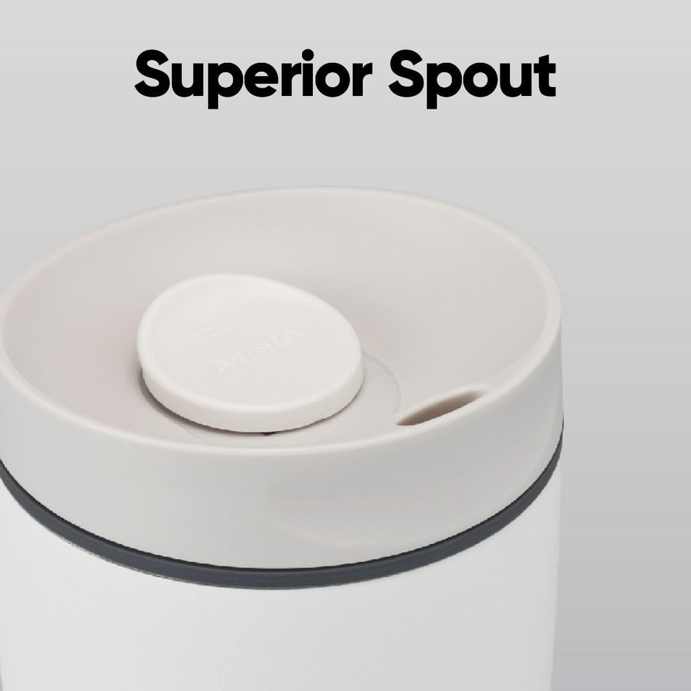 Persona sujetando el vaso Owala SmoothSip para beber cómodamente en movimiento