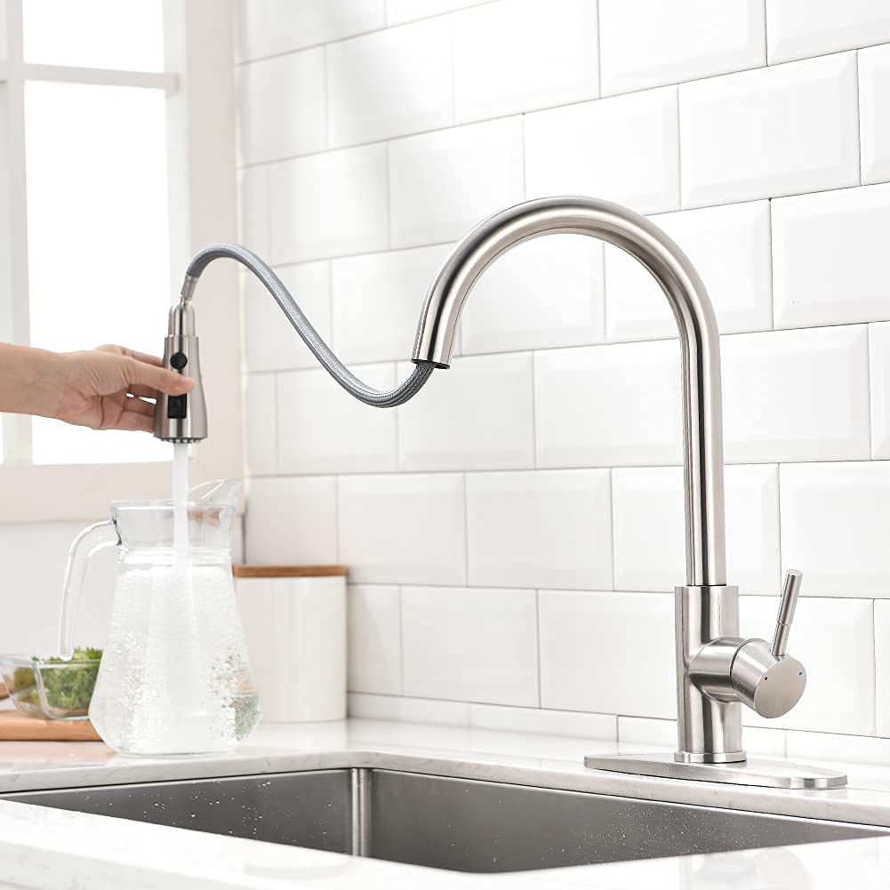 OWOFAN grifo en una cocina moderna en uso demostrando versatilidad
