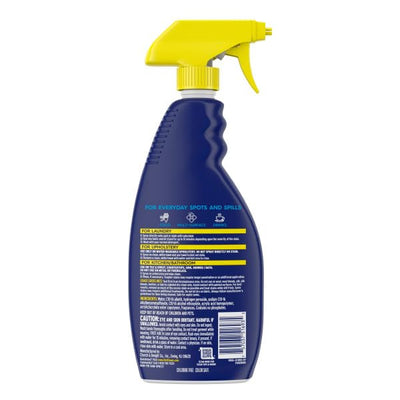 OxiClean spray en uso sobre camisa eliminando una mancha visible