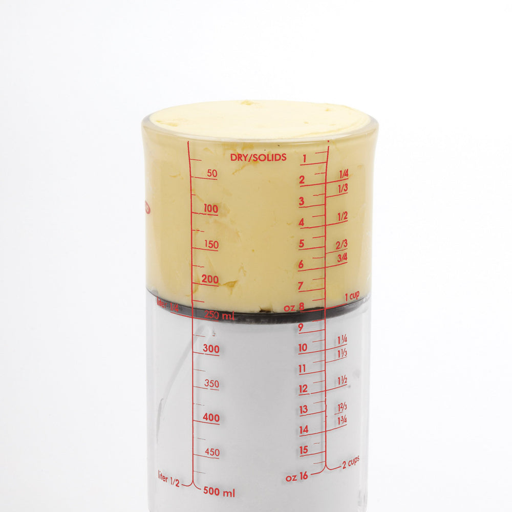 OXO vaso en rejilla de lavavajillas señalando limpieza fácil