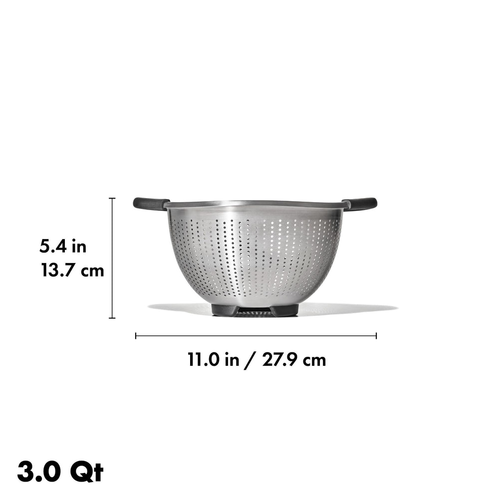 Colador OXO en uso al escurrir ensalada, ahorro de tiempo en cocina