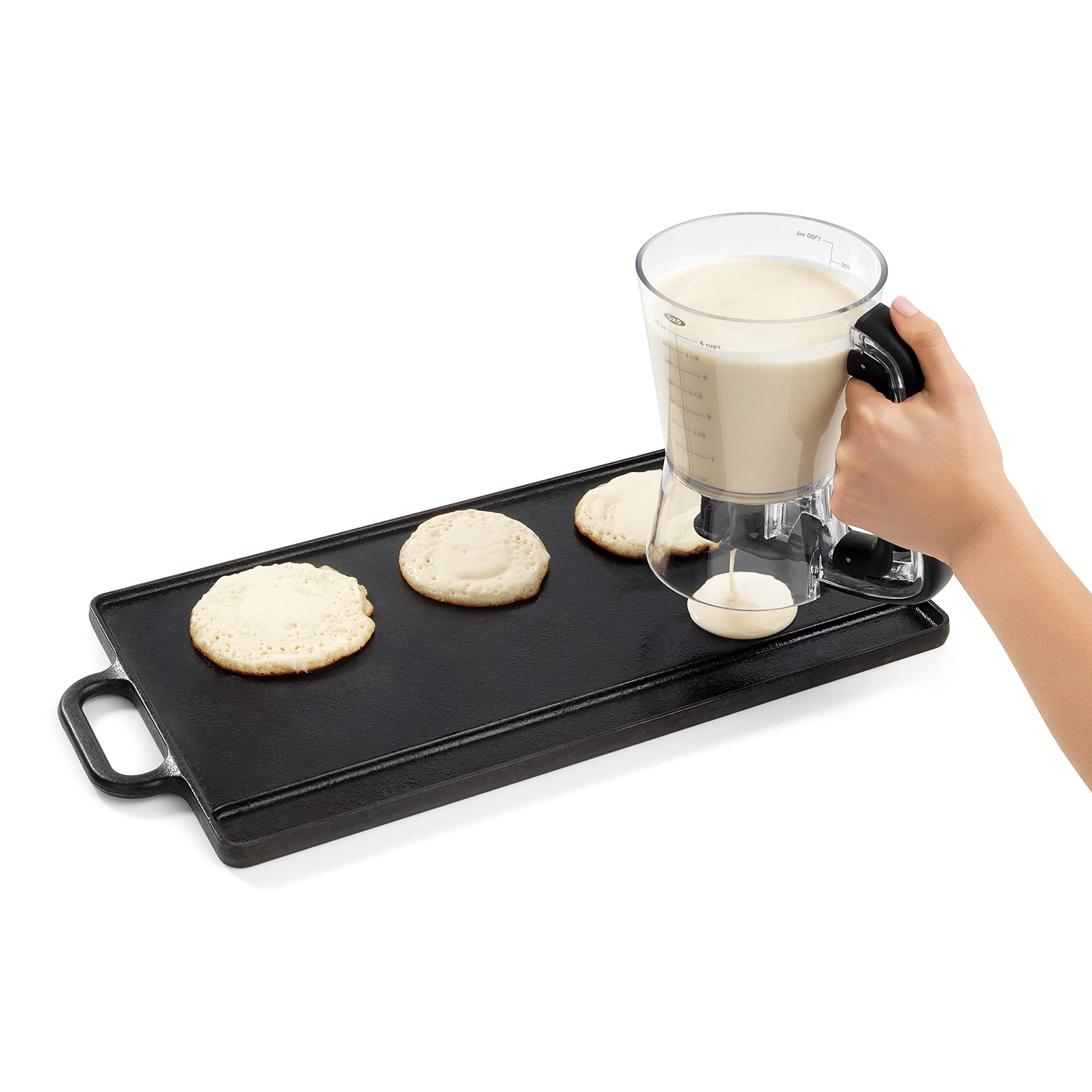 OXO en uso vertiendo masa para pancakes con porciones uniformes y sin desorden
