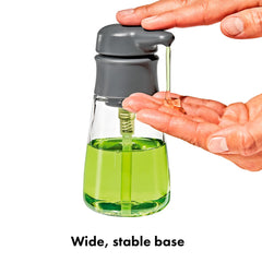 OXO dispensador en uso con una mano para operación rápida y cómoda