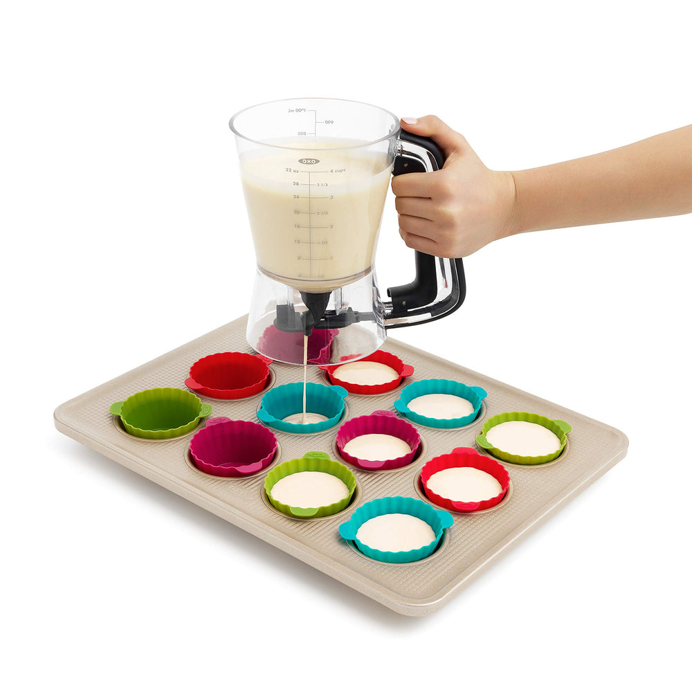 OXO comparado con una taza para mostrar tamaño y capacidad práctica