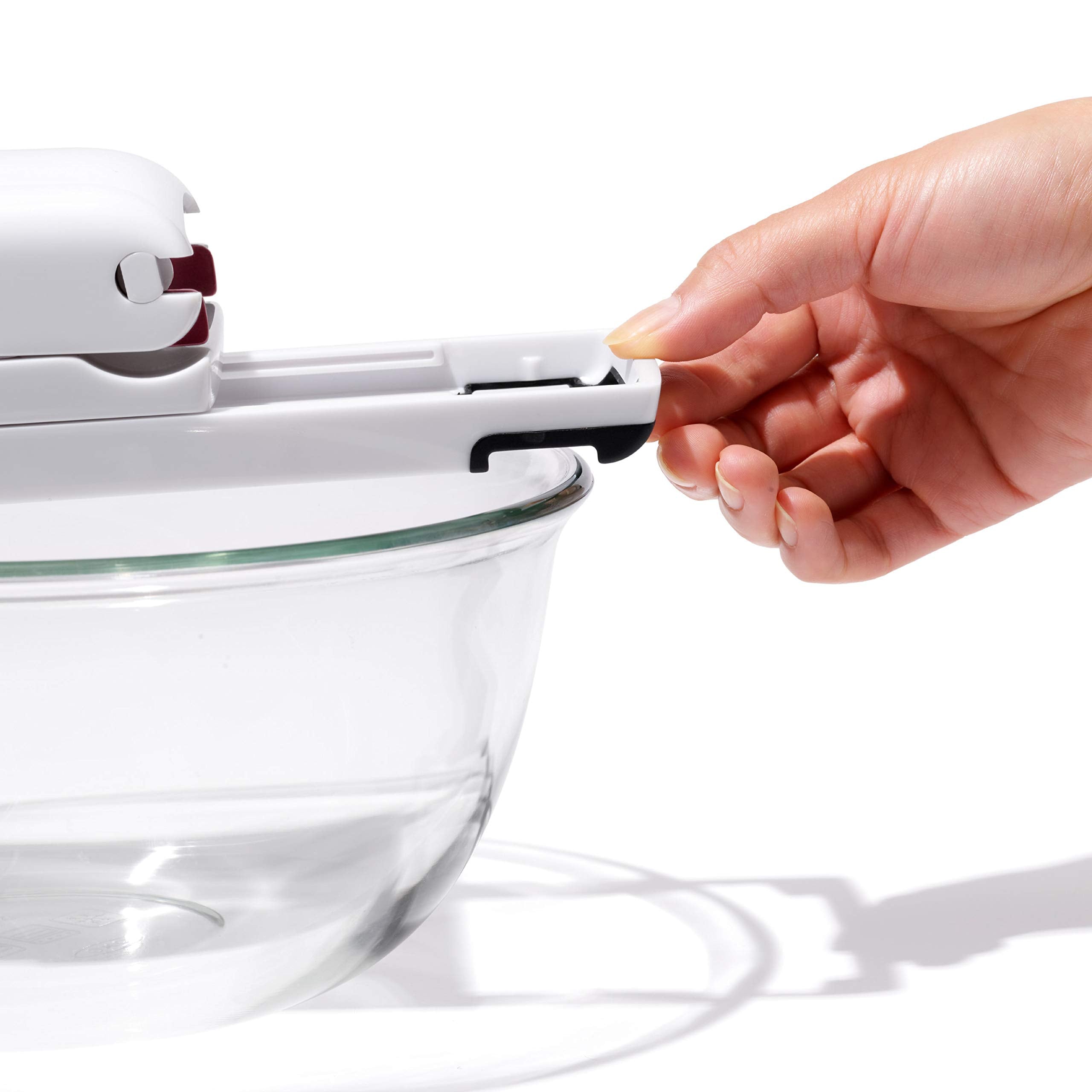 OXO en uso pitando seis cerezas a la vez acelerando la preparación de postres