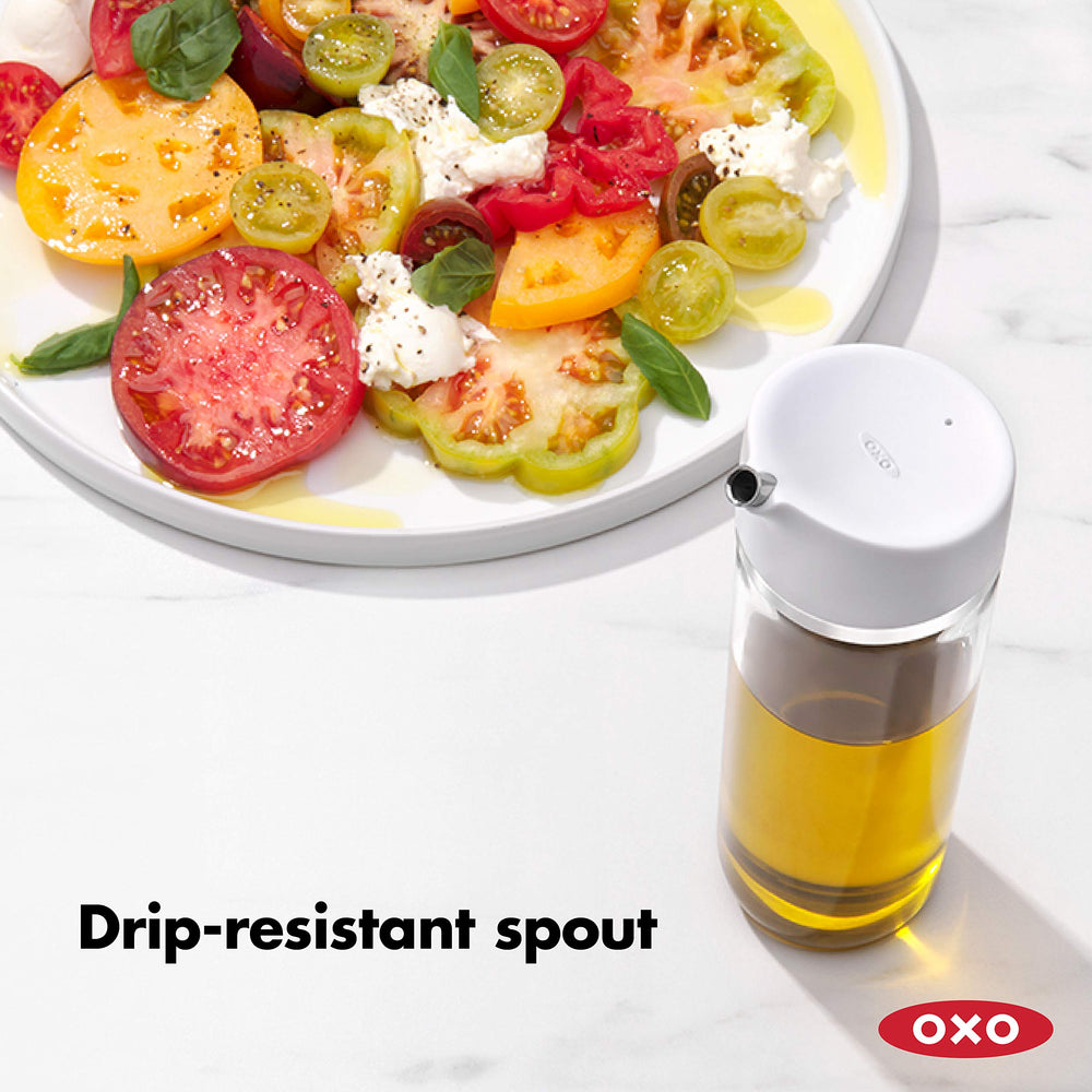 OXO en uso vertiendo aceite con control de flujo