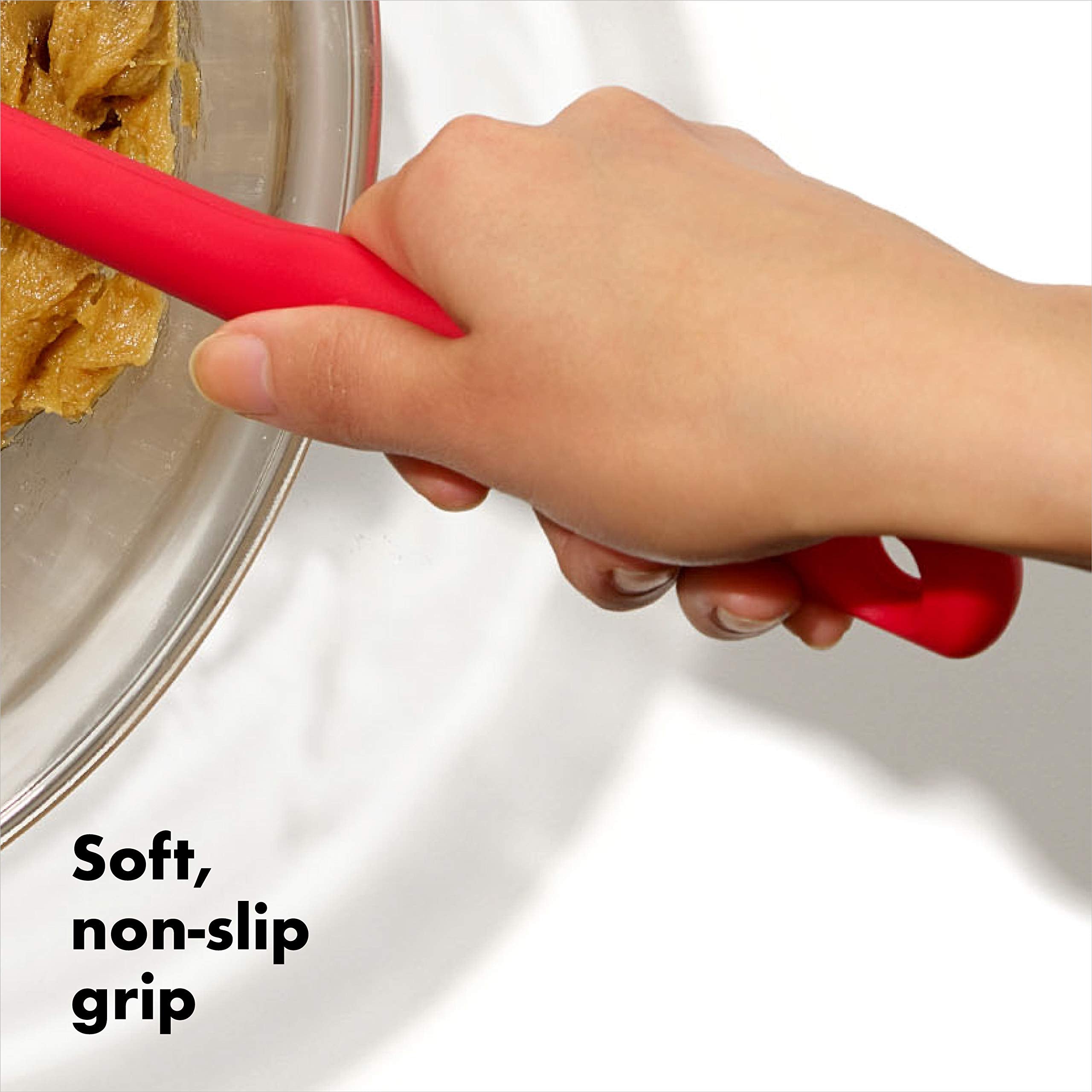 OXO espátula pequeña recogiendo salsa en un bol pequeño eficientemente