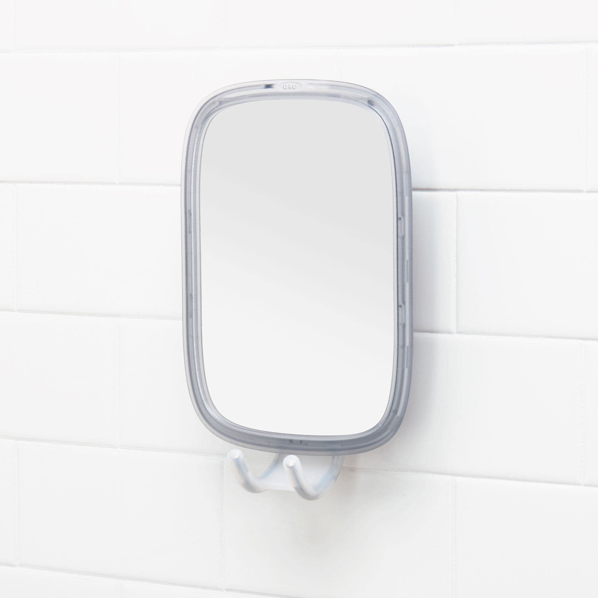 OXO superficie acrílica resistente que ilustra durabilidad y seguridad en el baño