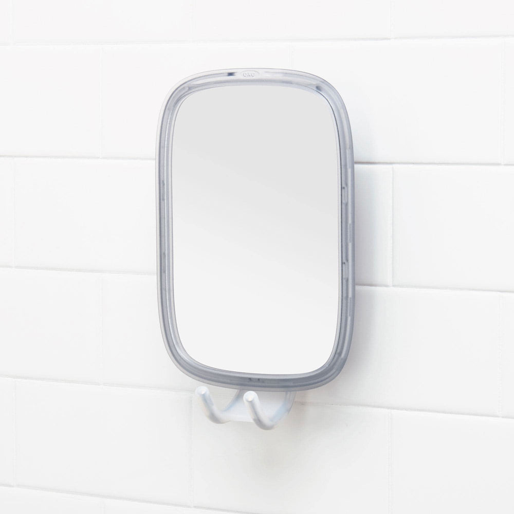 OXO superficie acrílica resistente que ilustra durabilidad y seguridad en el baño